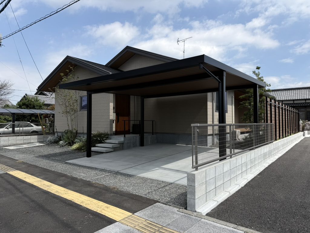 都城市にあるサニー株式会社で施工したカーポートとアルミフェンス