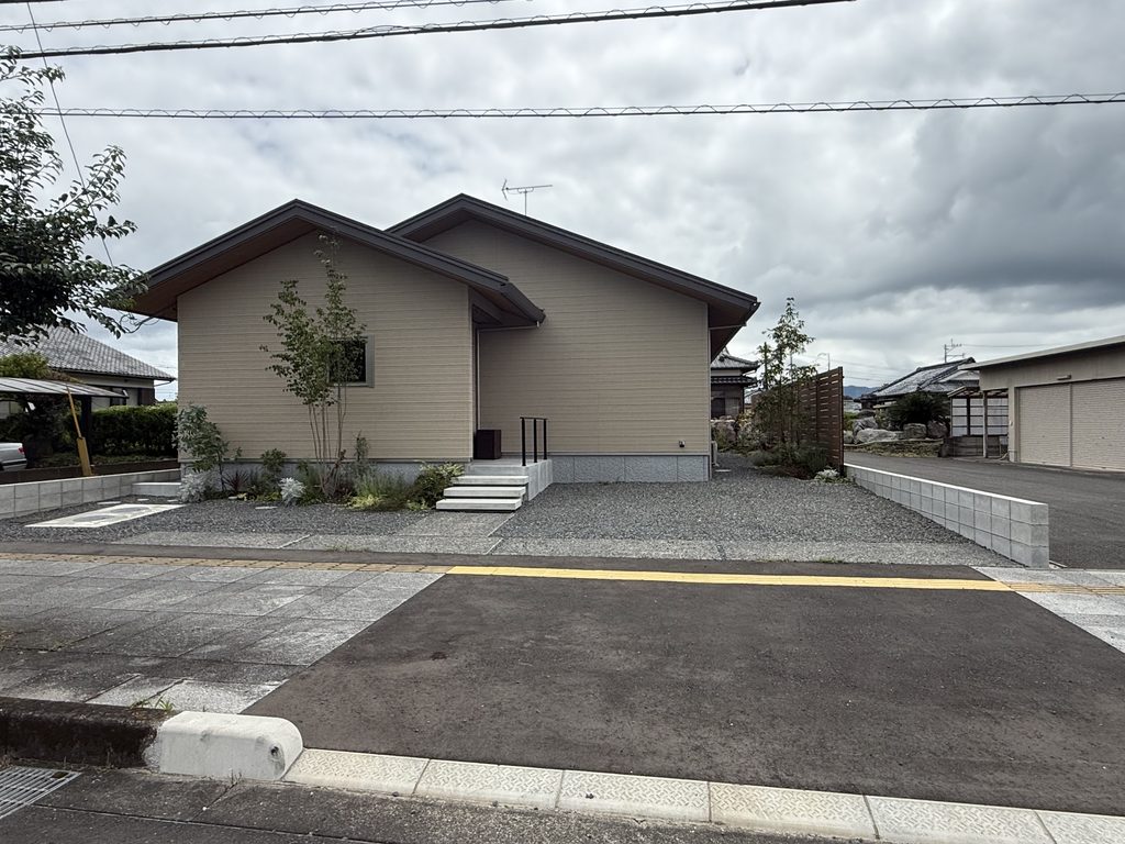 都城市にあるサニー株式会社で施工したカーポートとアルミフェンス施工前の様子