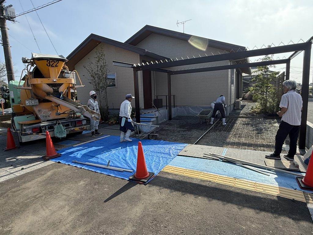 都城市にあるサニー株式会社で施工したカーポートの土間コンクリート打設中の様子