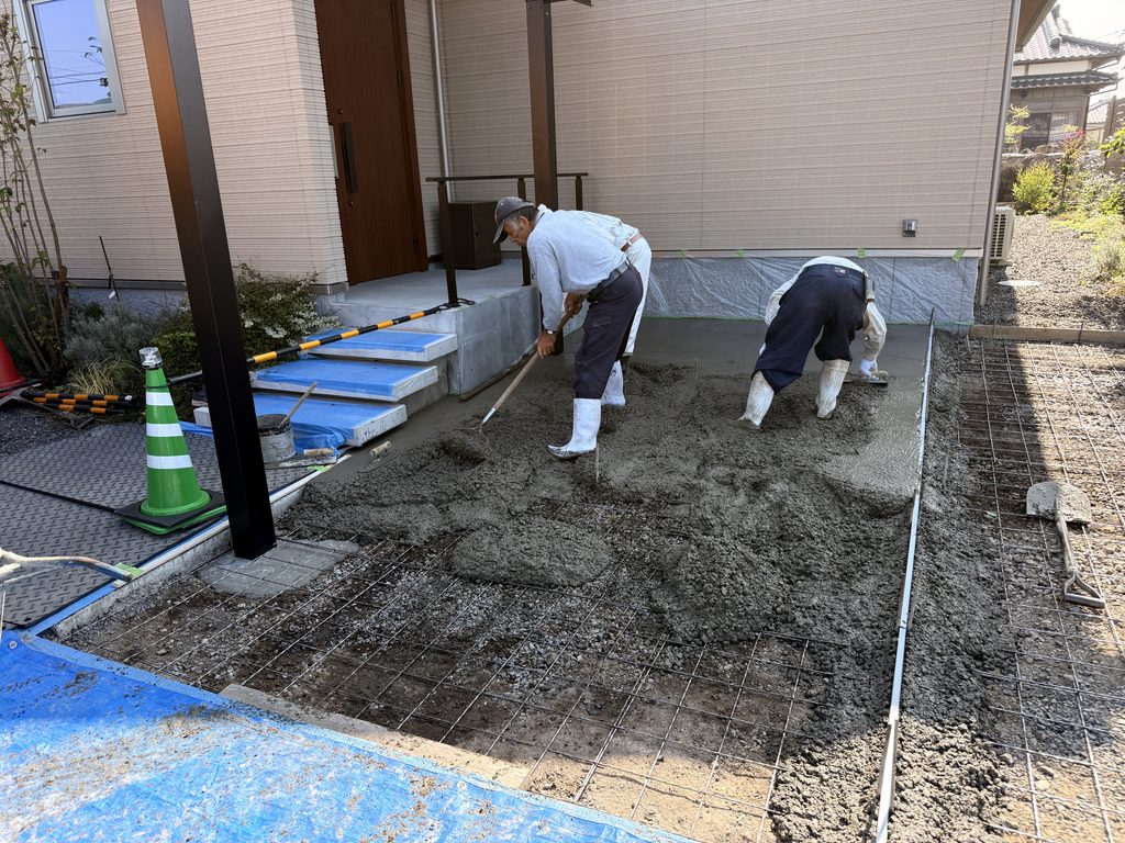 都城市にあるサニー株式会社で施工したカーポートの土間コンクリート打設中の様子