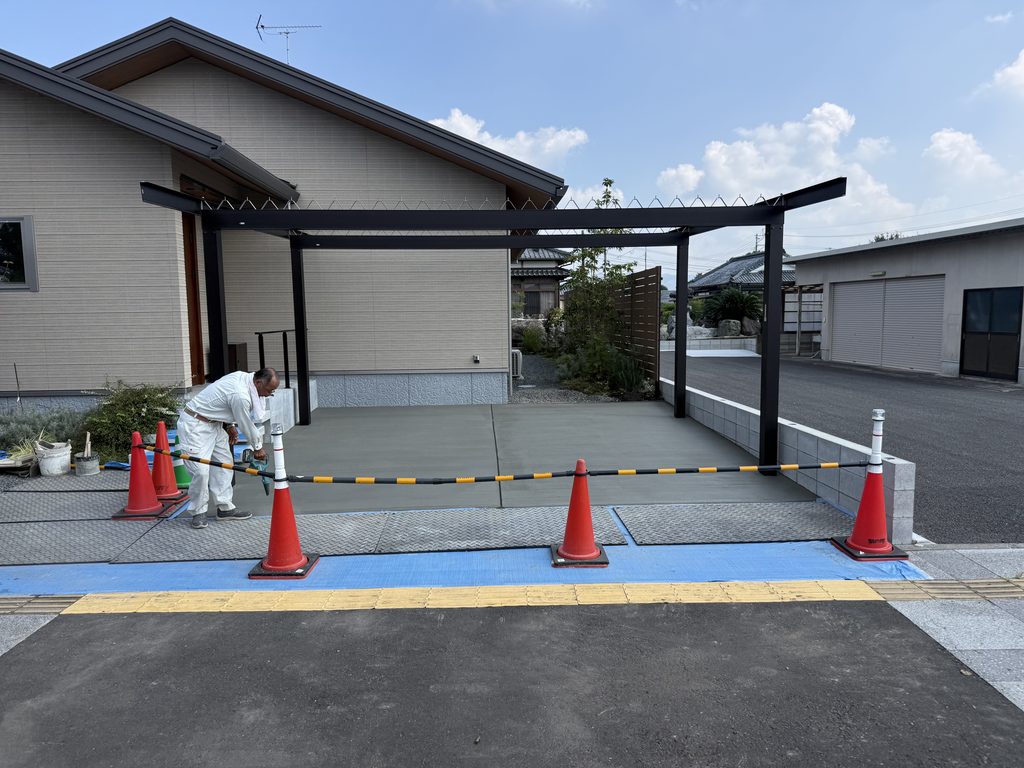 都城市にあるサニー株式会社で施工したカーポートの土間コンクリート打設後の様子