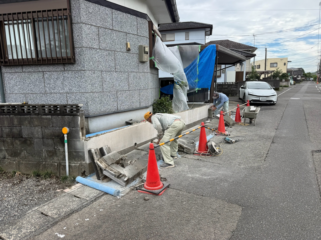 都城市のサニー株式会社で行ったブロック塀解体交換工事の施工中