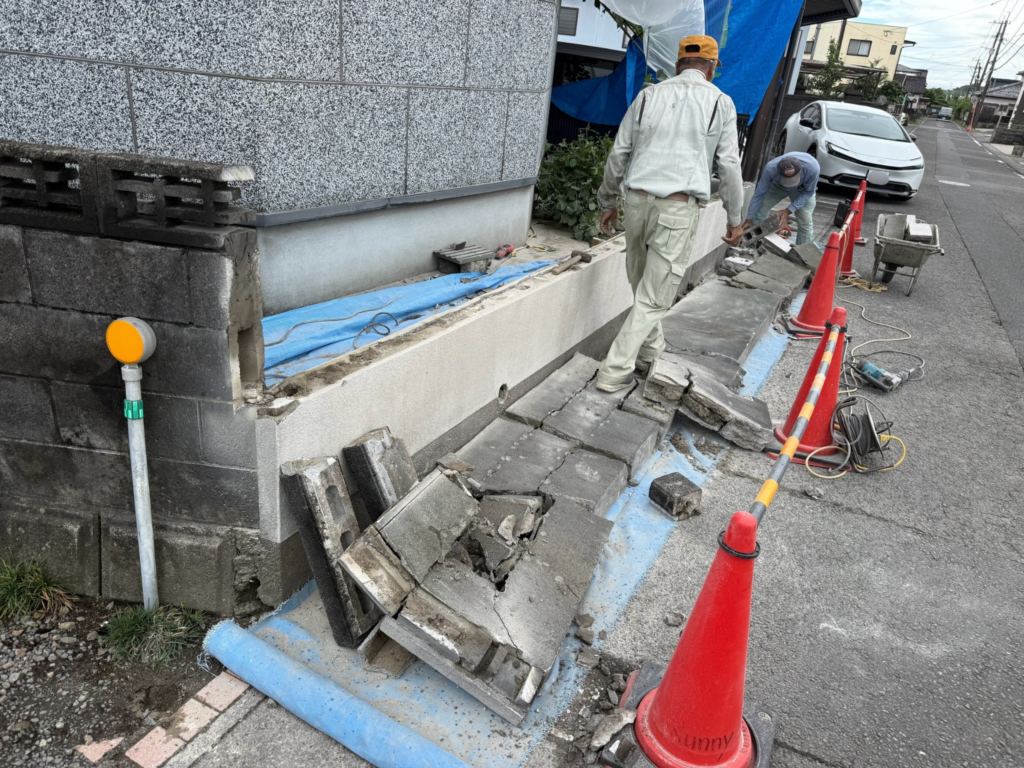 都城市のサニー株式会社で行ったブロック塀解体交換工事の施工中