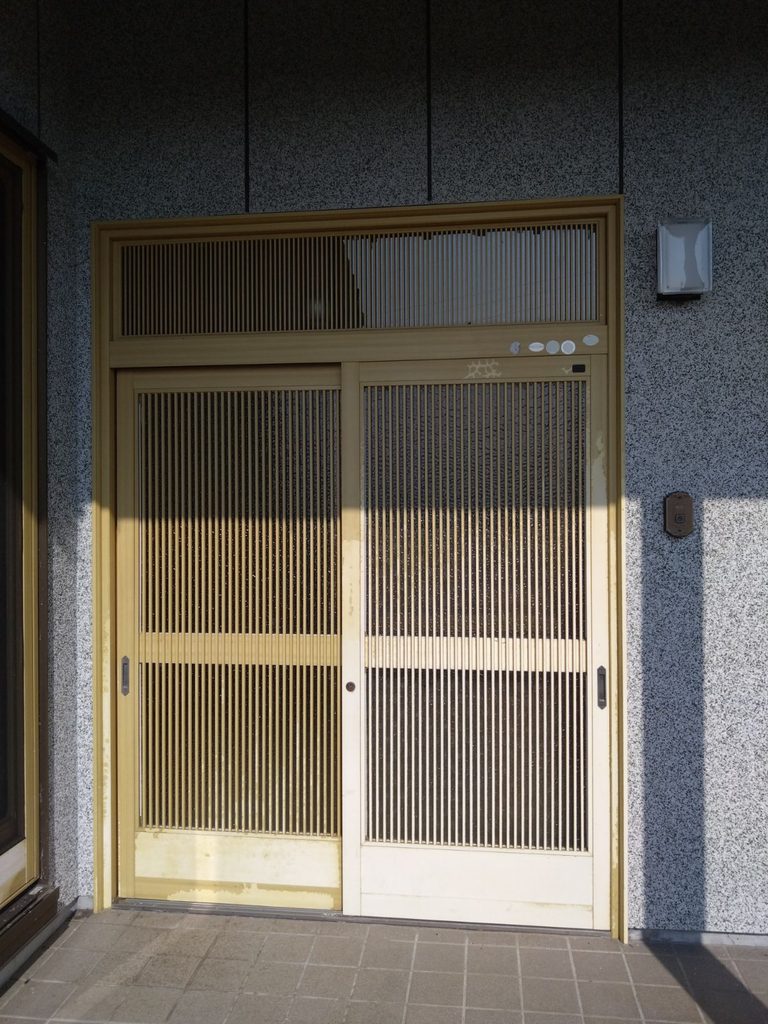 鹿児島県でサニー株式会社が施工した玄関ドアリフォーム施工前